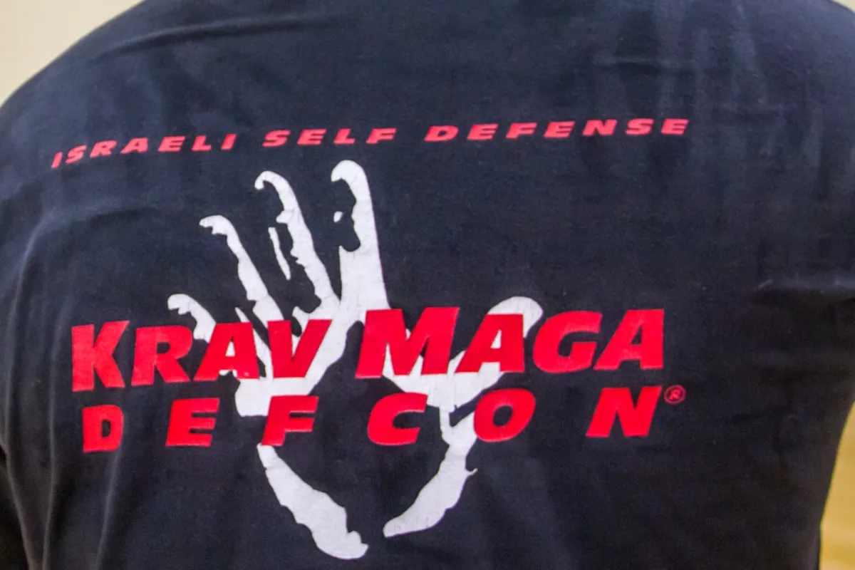 Rückseite eines Trainer-Shirts mit dem Logo von Krav Maga DEFCON.
